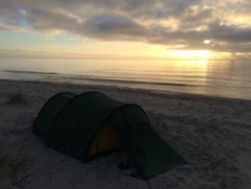 Lågsäsong är dessutom stranden ledig så du kan slå upp ditt tält.